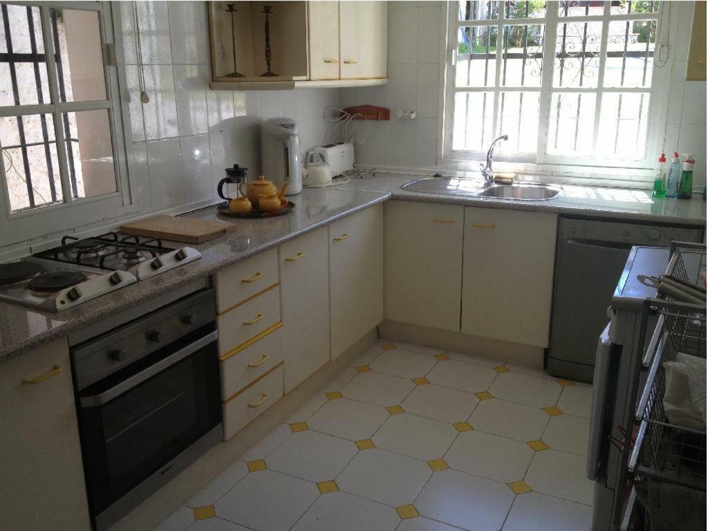 Private With Pool, 3 Bedrooms, 2 Bathrooms, Jacuzzi, Garage 2 Cars, Close Beach, Bbq Villa *